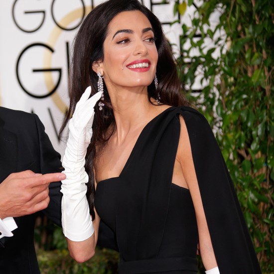 阿迈勒-克鲁尼 (Amal Clooney) 身着流苏耳饰现身金球奖颁奖典礼